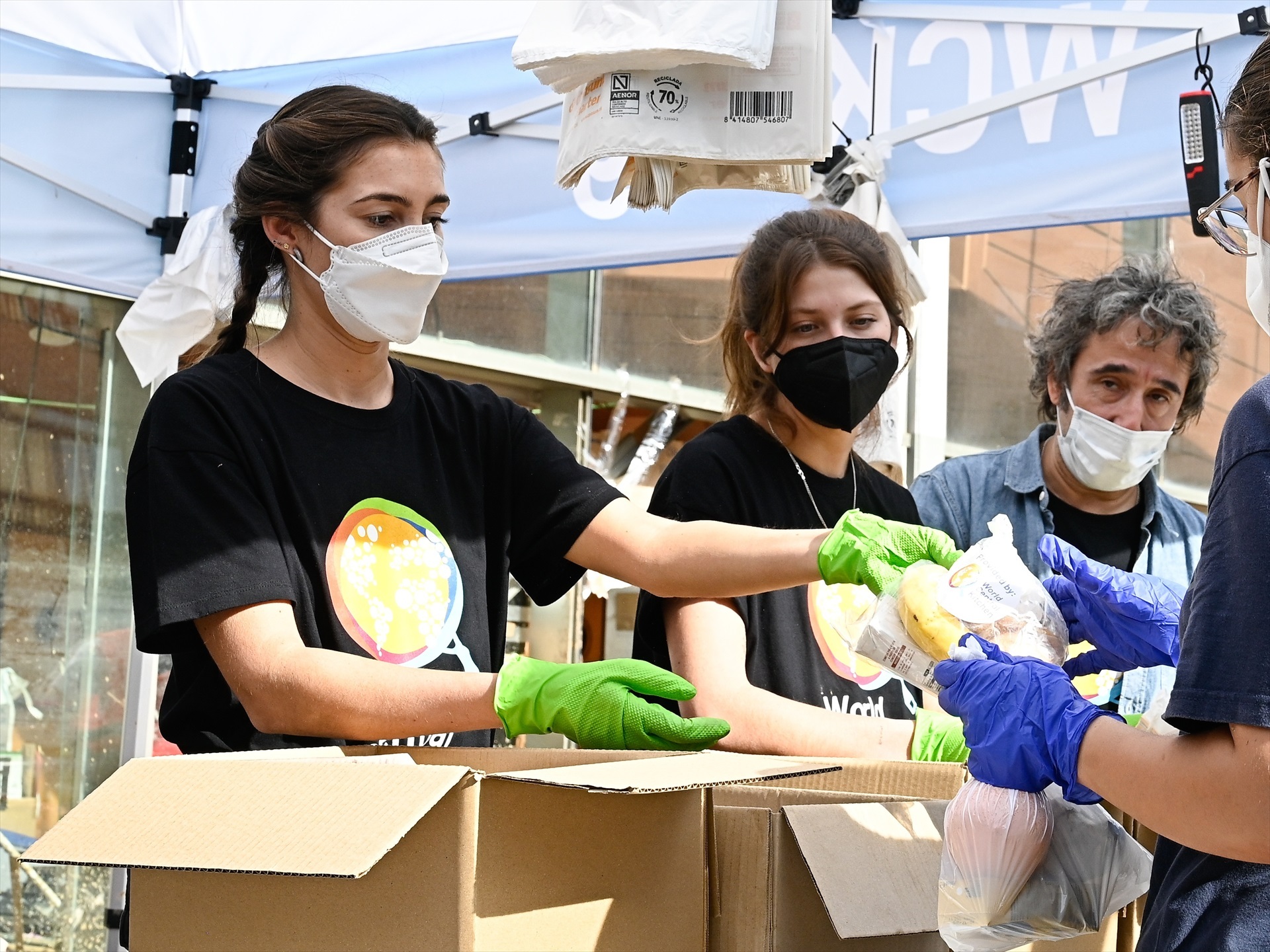 Anna Ferrer y Anita Matamoros reparten productos de primera necesidad junto a la fundación World Central Kitchen.