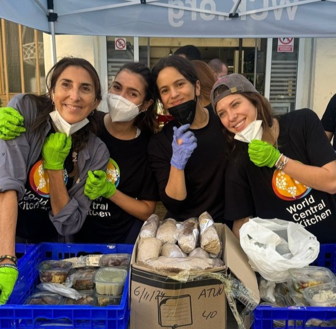 Rosalía también apareció para ayudar en las zonas más afectadas.