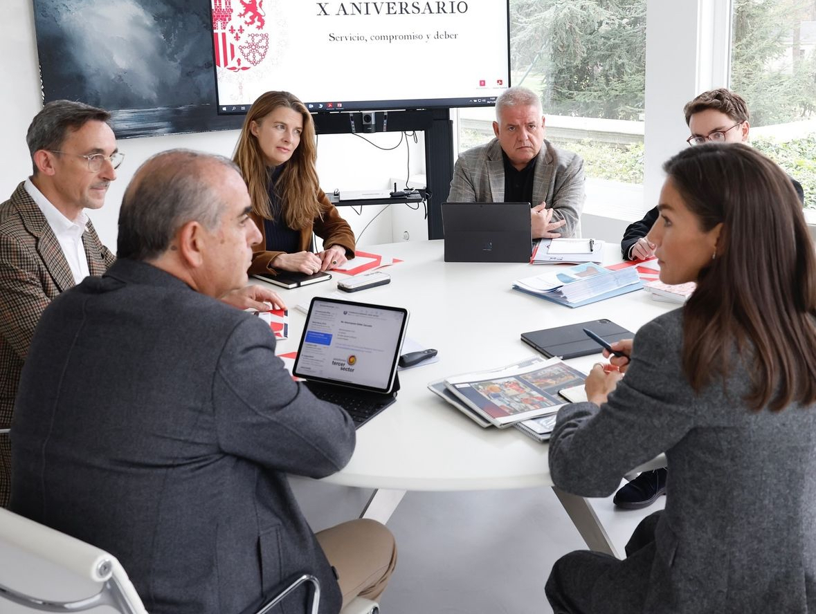 La reina ha mantenido una reunión formal, aclarando los objetivos de las ayudas.