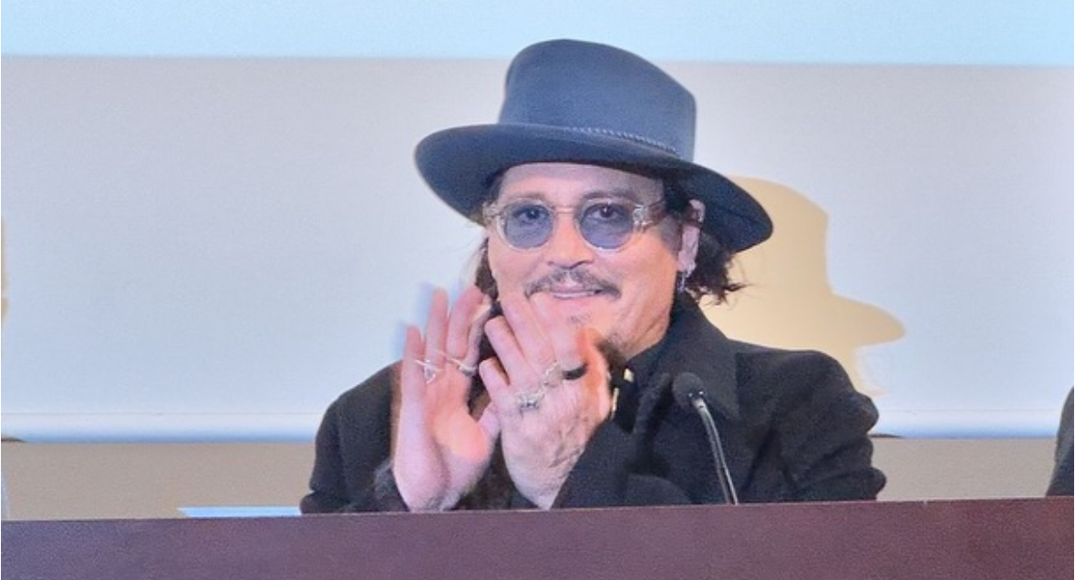 Johnny Deep se mostró feliz en la rueda de prensa.