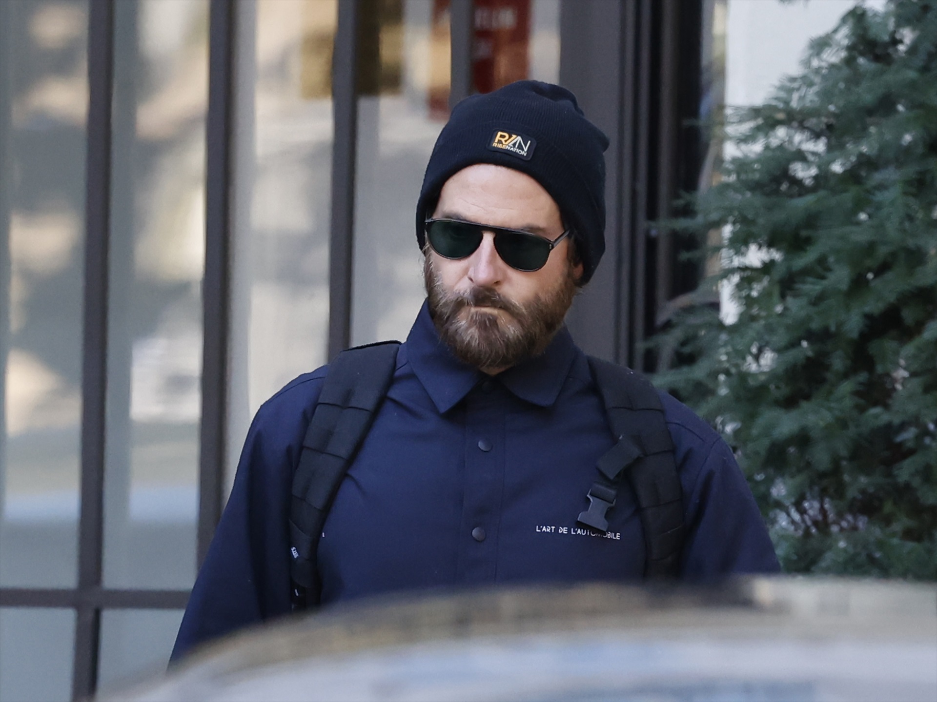 Bradley Cooper sale del hotel en el que se está alojando en Madrid para despedirse de España.