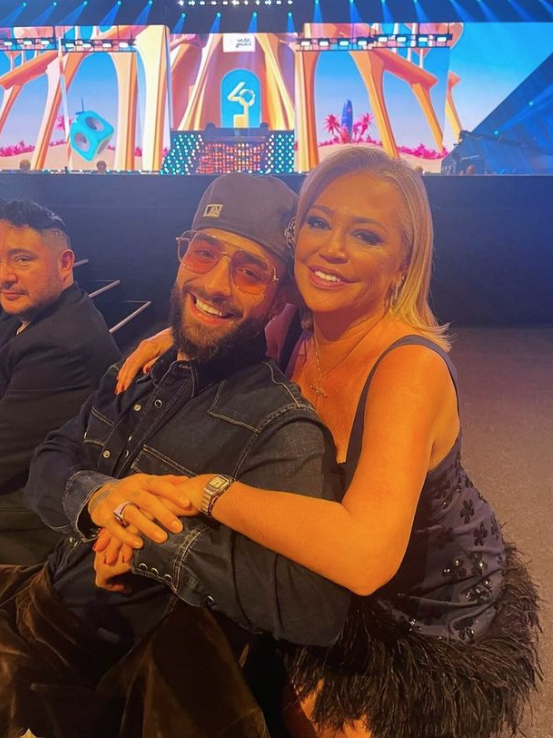 Belén Esteban posando con Maluma durante la gala.