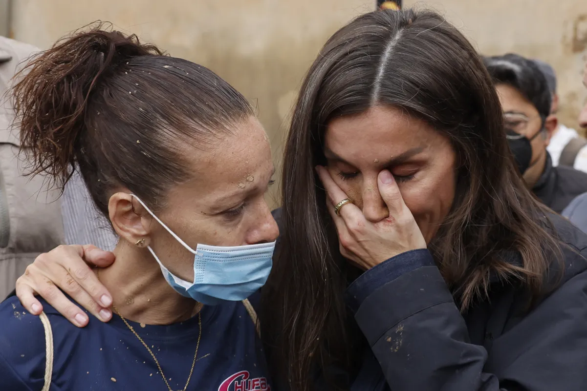 La reina Letizia llora abrazada a una vecina de Paiporta.