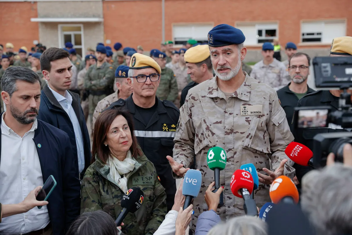 Felipe VI visita la base militar de Bétera tras las inundaciones de la DANA.