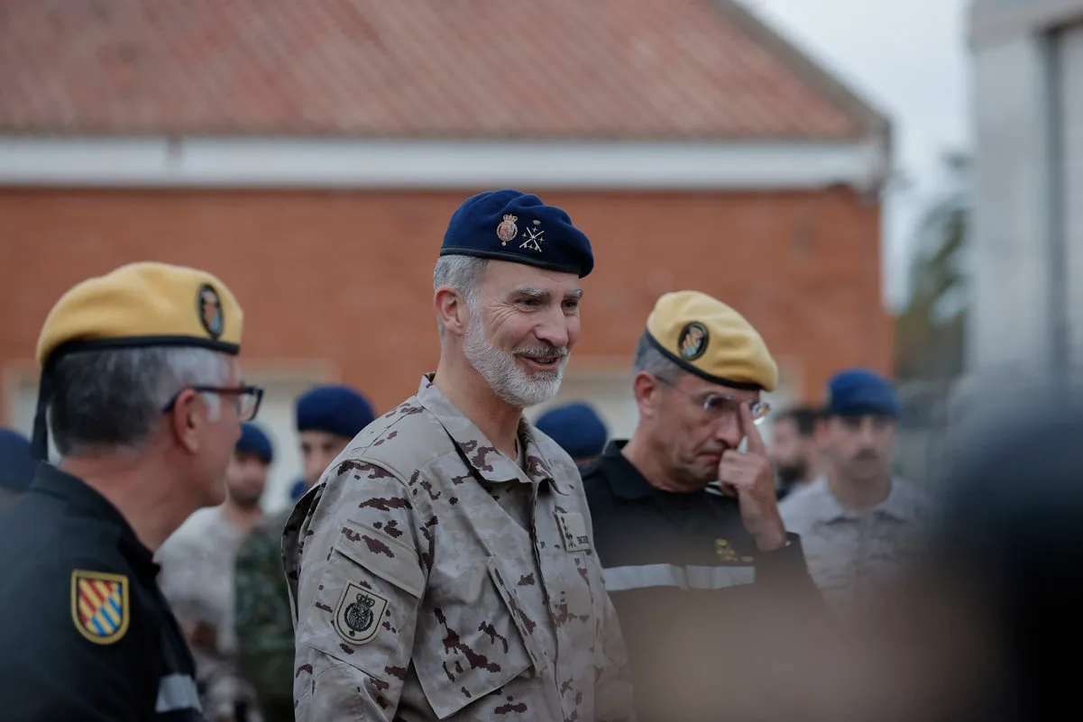 Felipe VI visita la base militar de Bétera tras las inundaciones de la DANA.