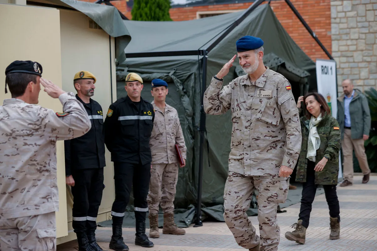 Felipe VI visita la base militar de Bétera tras las inundaciones de la DANA.