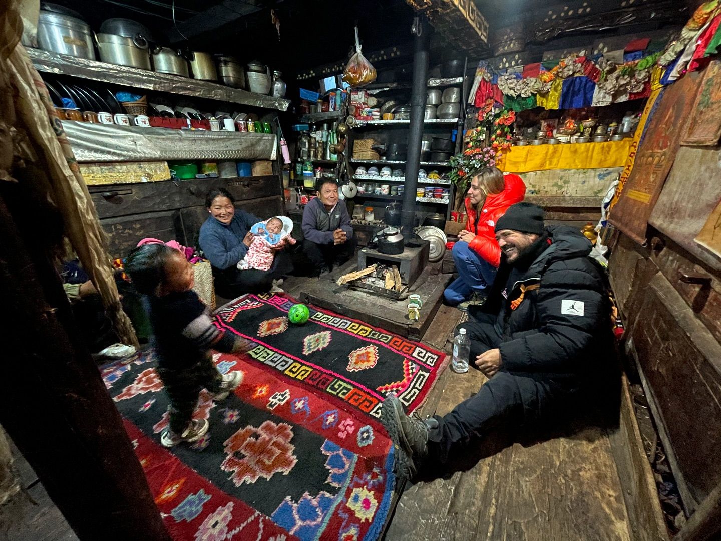 Antonio Orozco y Sandra Barneda en Nepal, como parte del programa 'Universo Calleja'