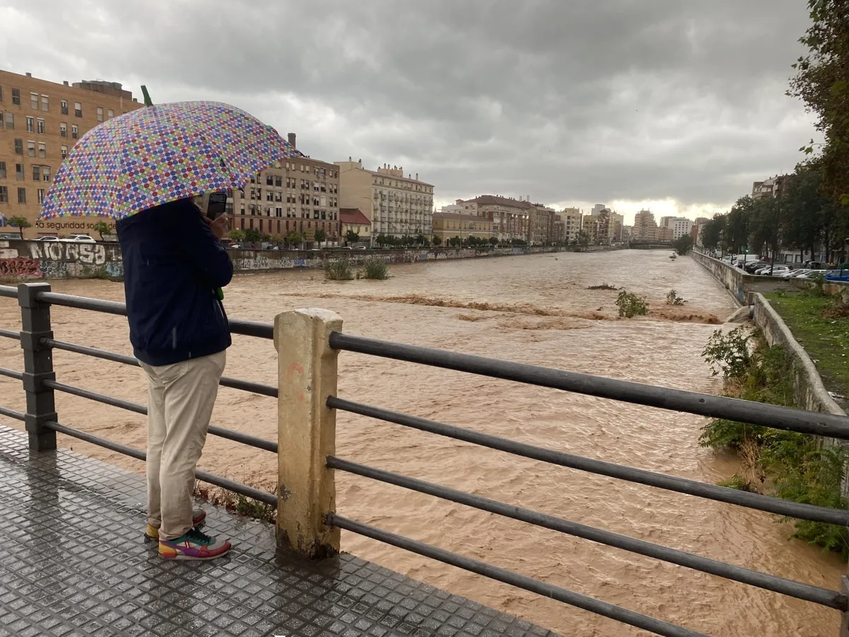 El río Guadalmedina casi desbordado.