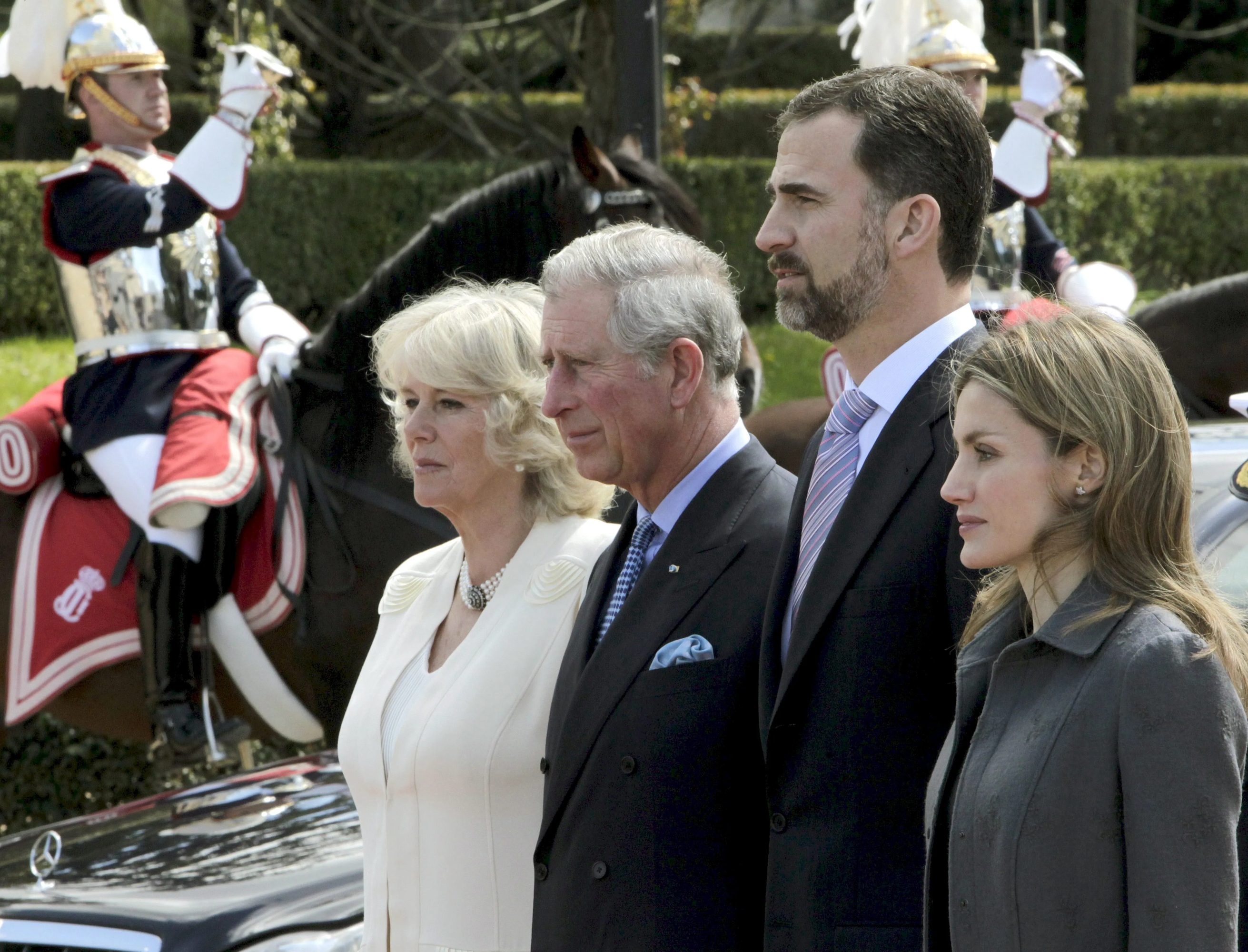 Letizia, Felipe, Carlos III y Camilla en un acto oficial.