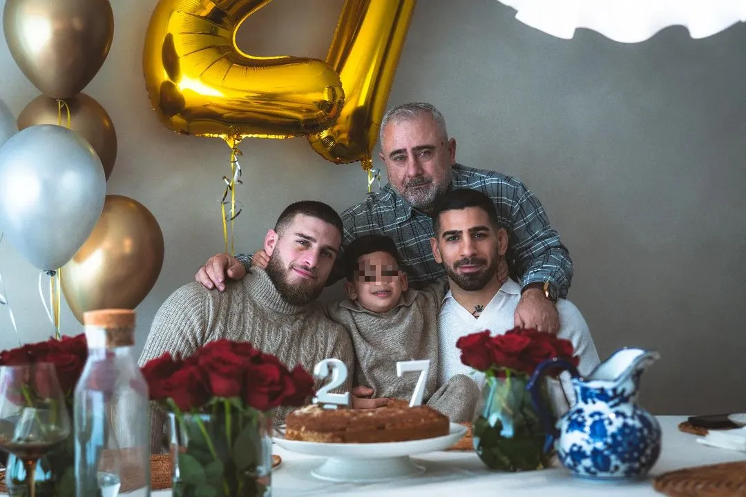 Ilia Topuria  con su padre, su hermano y su hijo