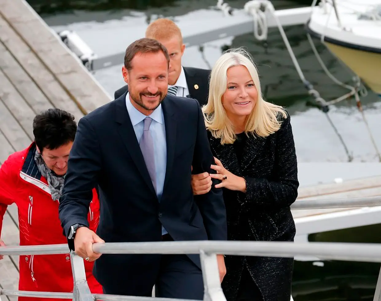 Haakon y Mette Marit asistiendo a un evento.