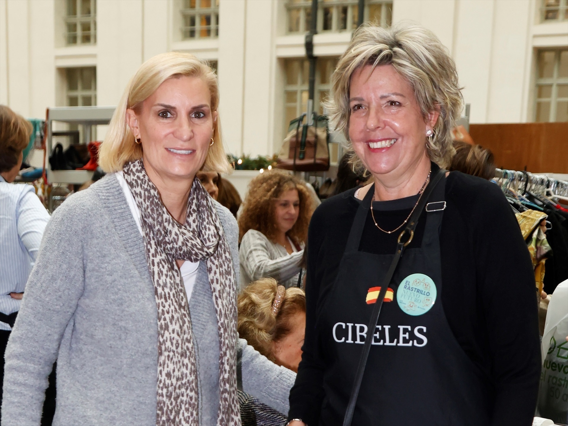 María Zurita posa con Simoneta Gómez-Acebo durante su visita al Rastrillo Nuevo Futuro.