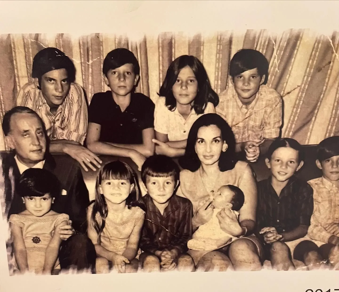 Mariola Orellana y sus 9 hermanos, con sus padres.