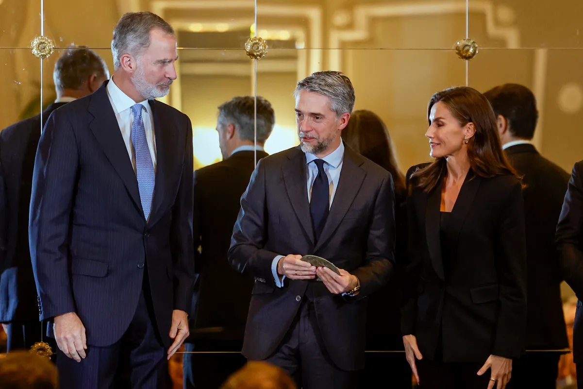 El rey Felipe y la reina Letizia, junto a otras autoridades, durante el acto de entrega del Premio de Periodismo 'Francisco Cerecedo' en su XLI edición