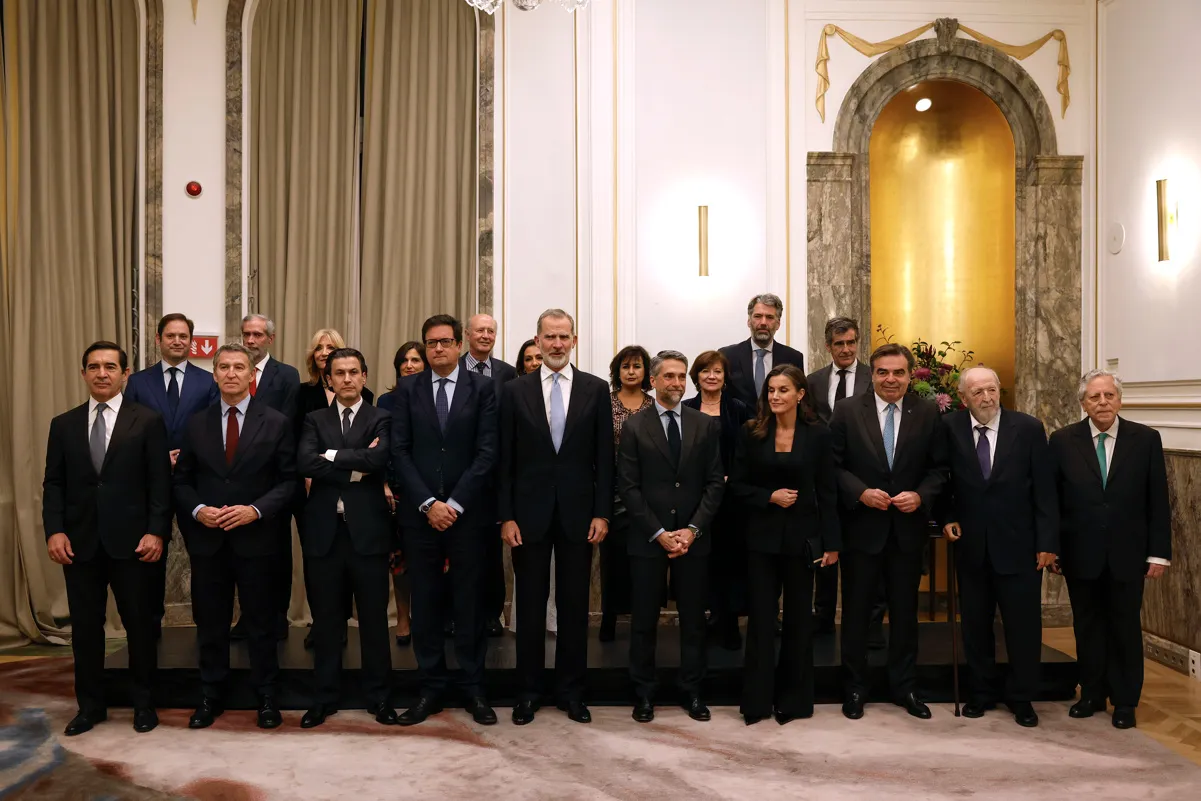 El rey Felipe y la reina Letizia, junto a otras autoridades, durante el acto de entrega del Premio de Periodismo 'Francisco Cerecedo' en su XLI edición