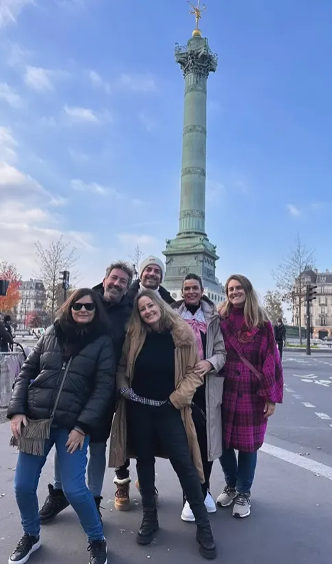 Carlota Corredera y David Valldeperas en París con amigos