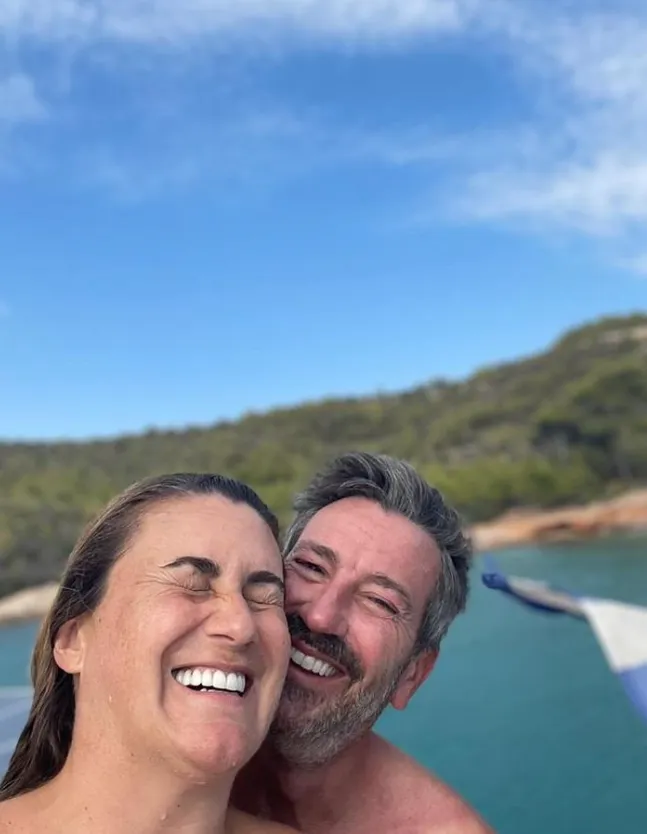 Carlota Corredera y David Valldeperas en la playa