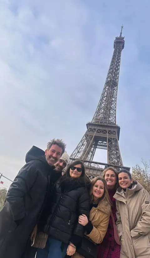 Carlota Corredera y David Valldeperas en París con amigos