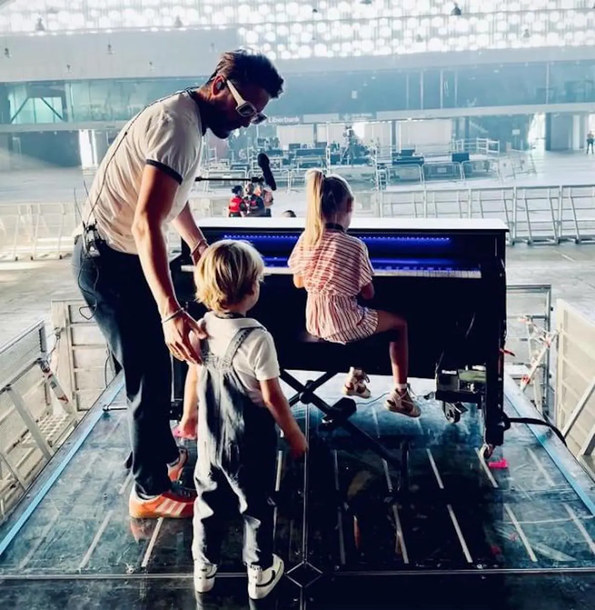 Manuel Carrasco en un concierto con sus hijos. La pequeña, Chloe, al piano