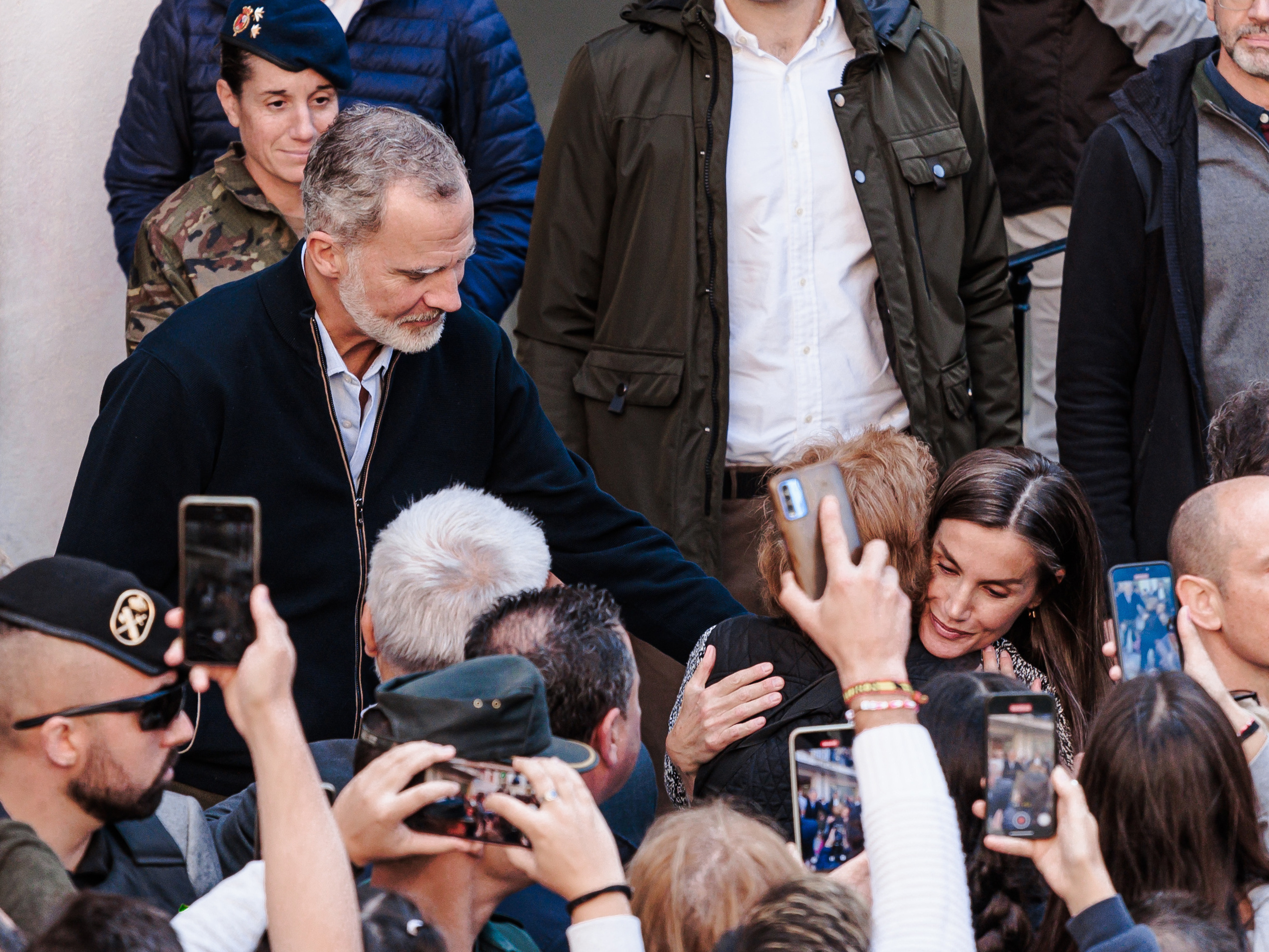 Los Reyes Felipe VI y Letizia durante la visita a la localidad de Chiva.