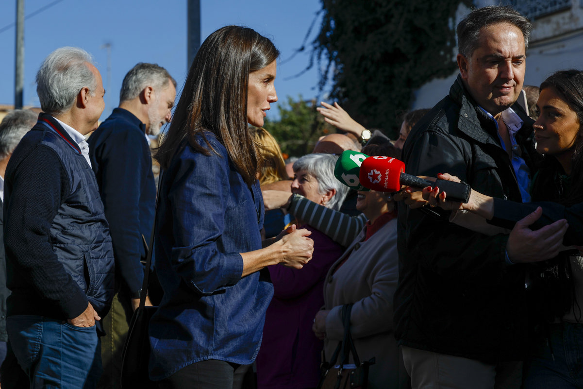 La reina Letizia hoy en Utiel hablando con la prensa.