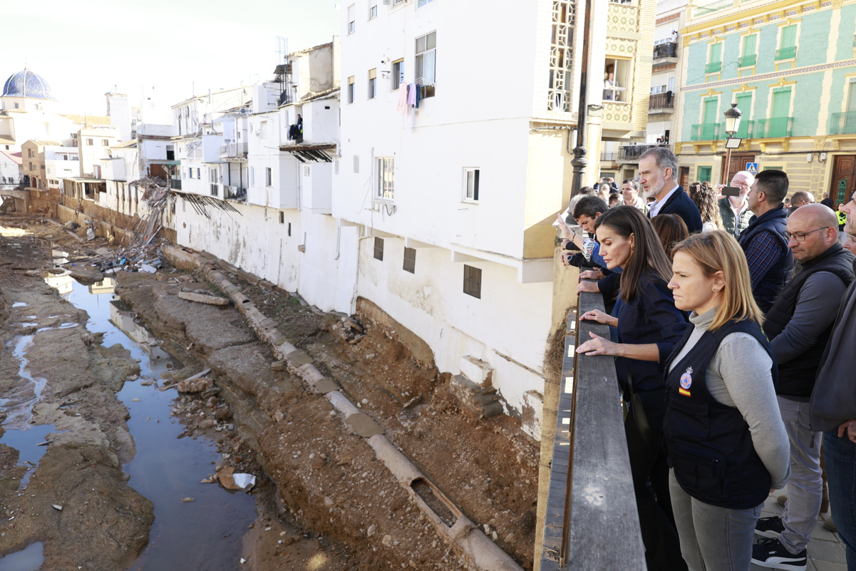 Los reyes, Felipe y Letizia, observan los destrozos que la DANA causó en Chiva.