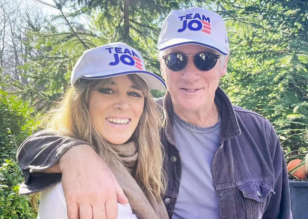 Richard Gere y Alejandra Gere posan juntos con gorras de la campaña de Joe Biden.