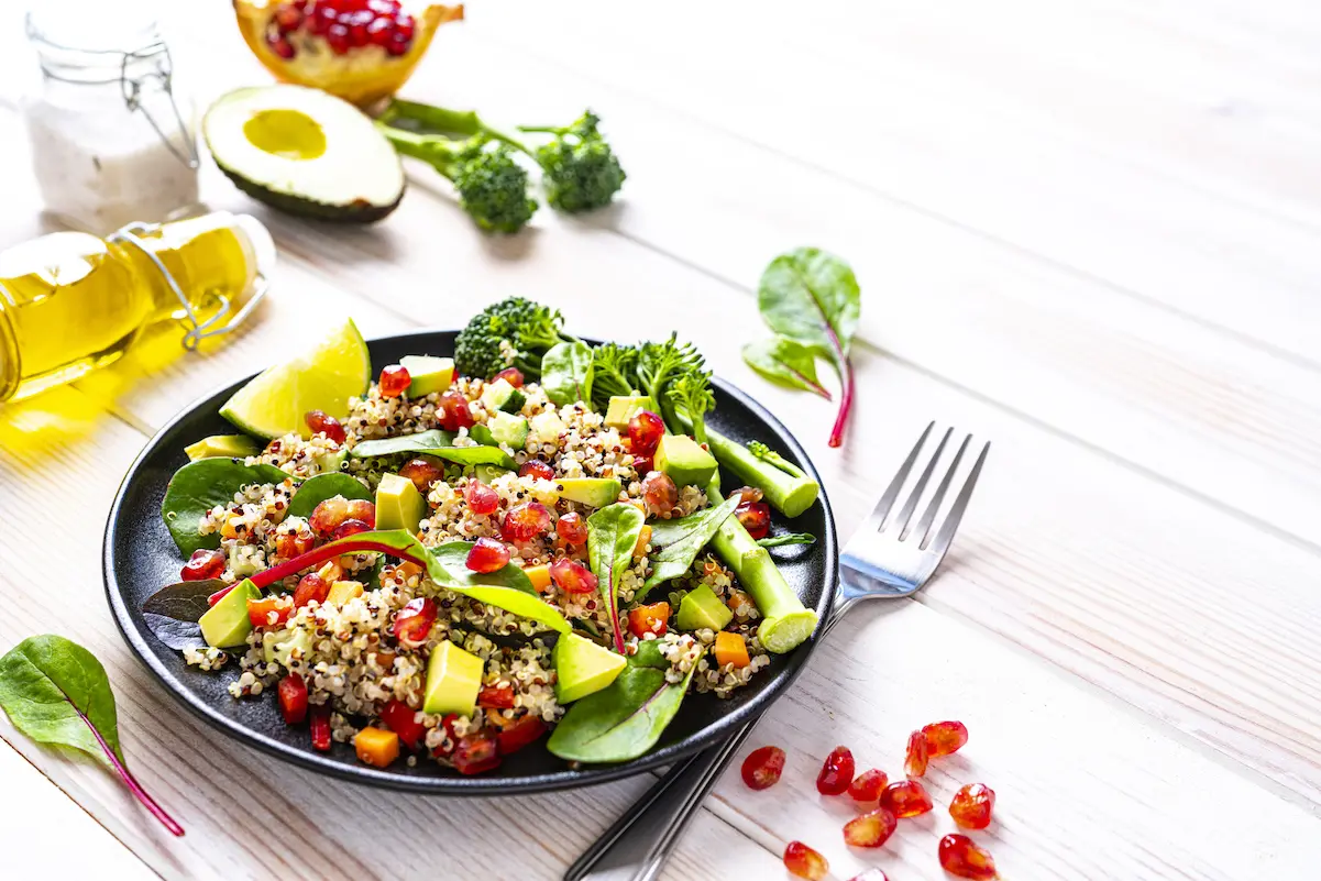 Ensalada de quinoa con aguacate y mango