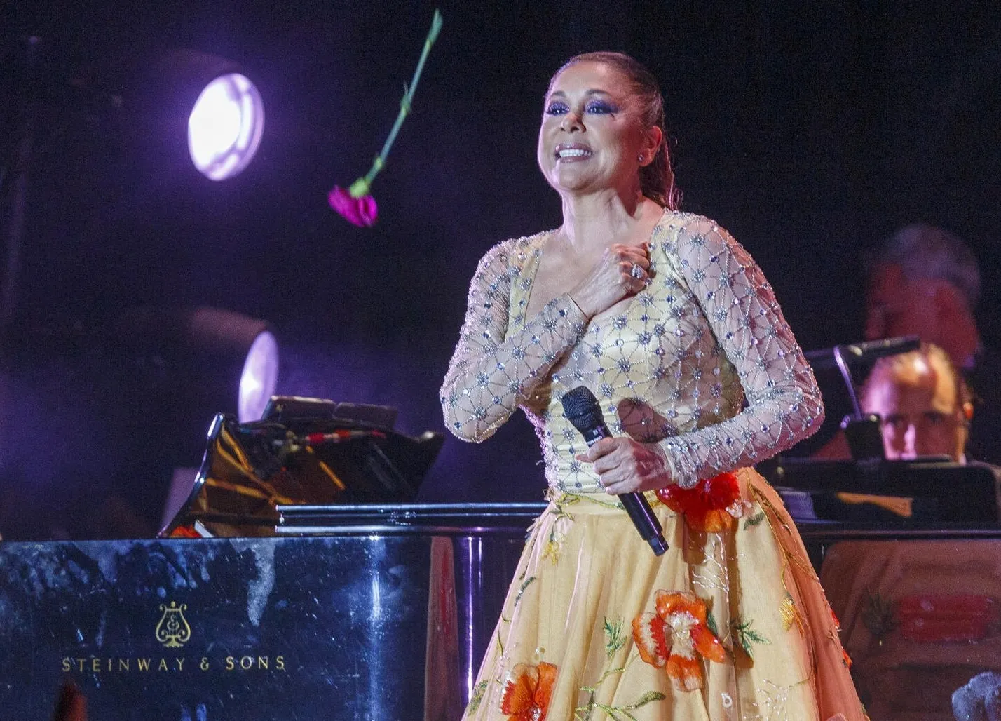 Isabel Pantoja en un concierto en Zaragoza por su 50º aniversario