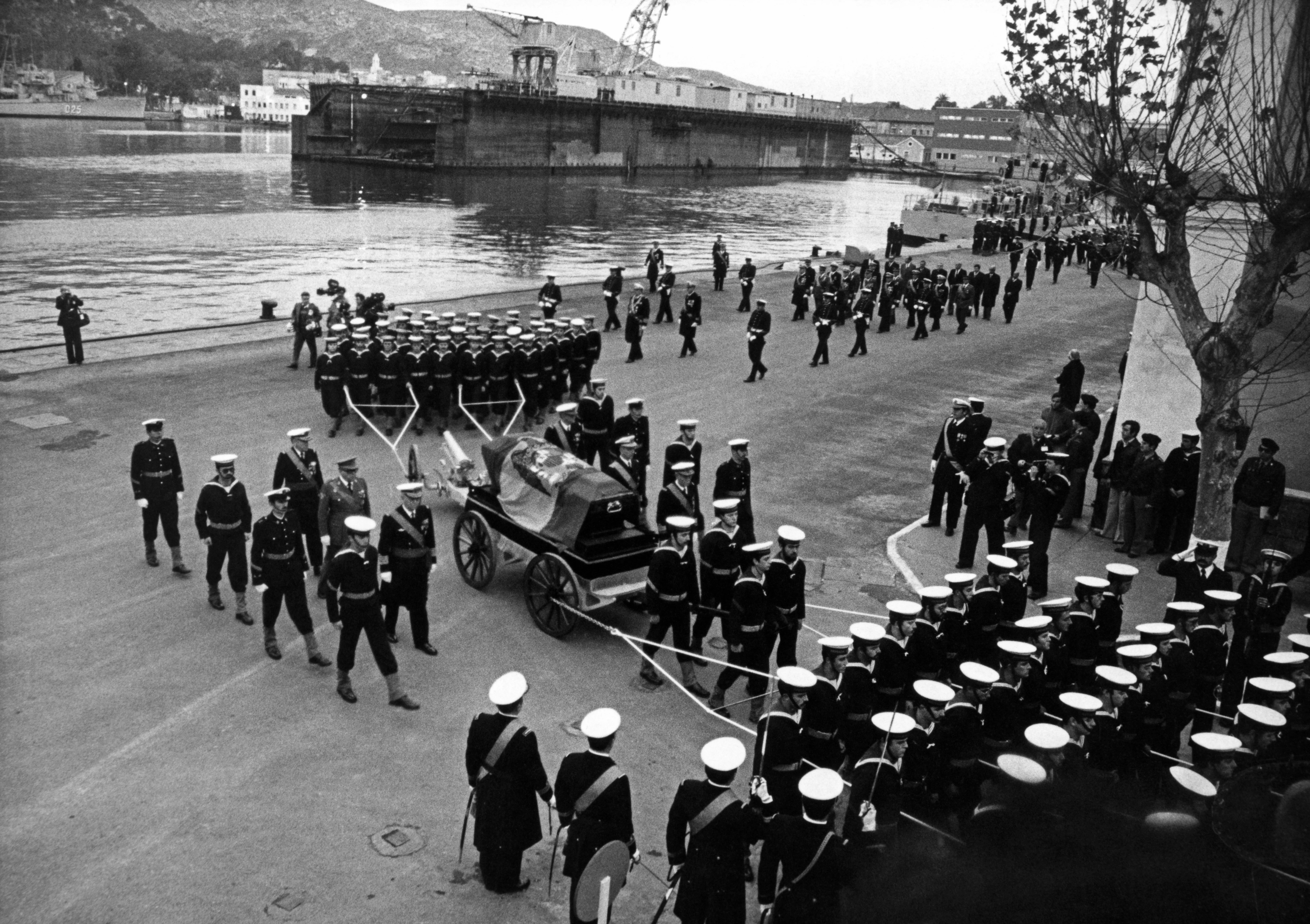 El féretro de Alfonso XIII, en su traslado desde Cartagena al Escorial.