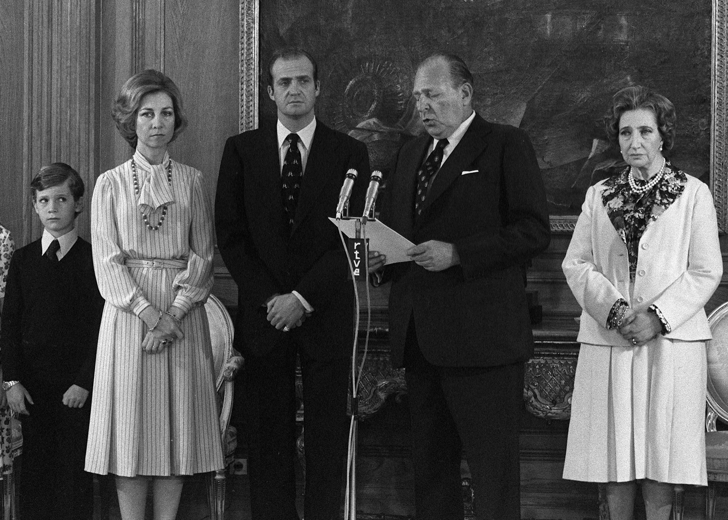 Los reyes Juan Carlos y Sofía junto a los condes de Barcelona.