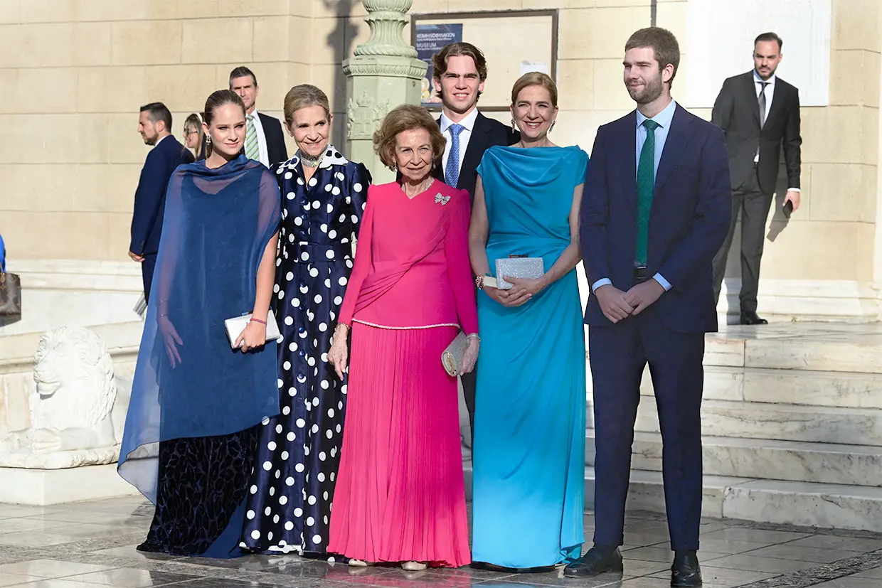 Cristina con su madre, su hermana y tres de sus hijos en la boda de su prima Teodora.