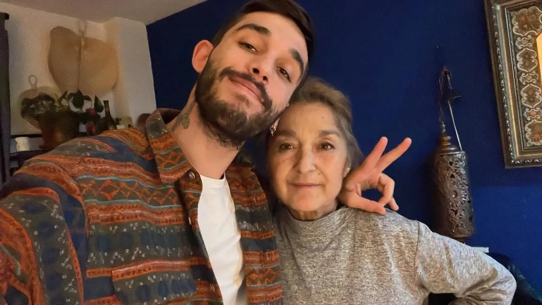 Víctor Elías con su madre en una imagen de redes