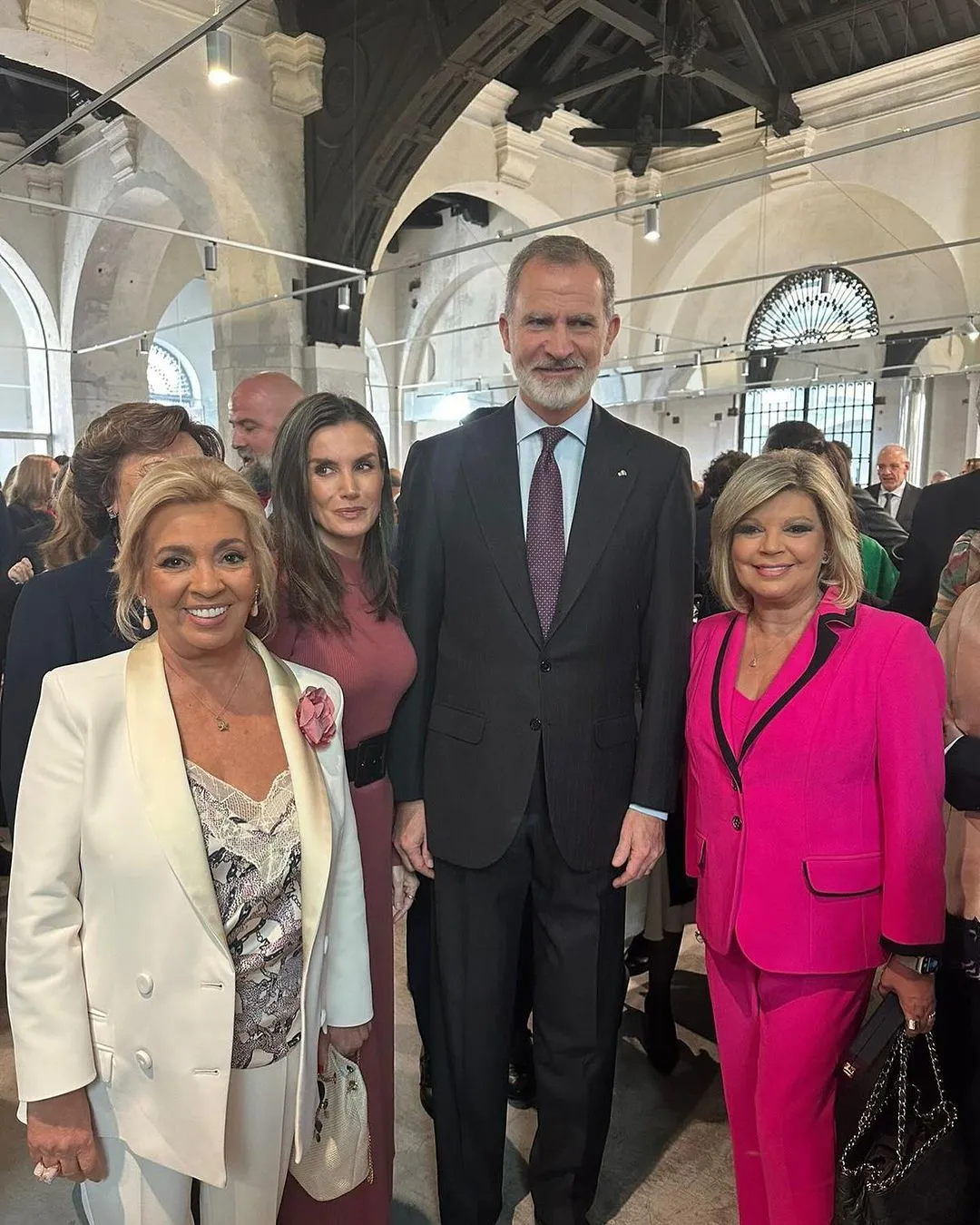 Terelu Campos y Carmen Borrego con los reyes Felipe y Letizia en la entrega de Medallas de Oro al Mérito en las Bellas Artes 2023