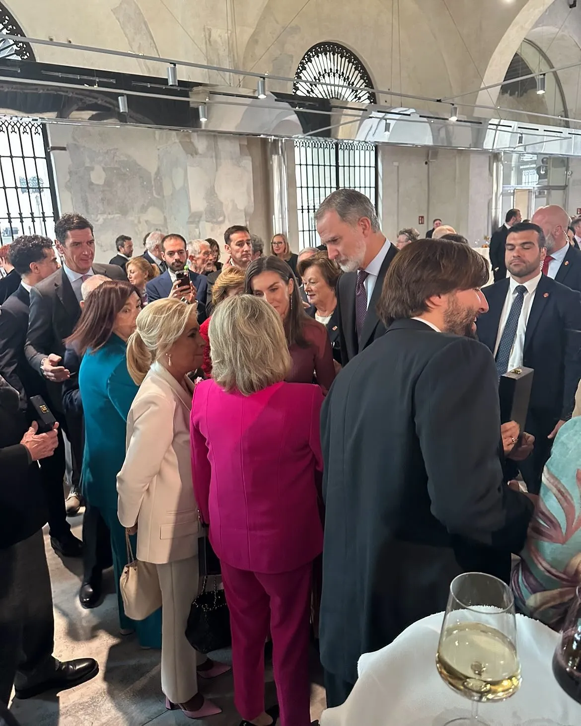 Carmen Borrego y Terelu Campos con los reyes Felipe y Letizia en la entrega de la medalla de Oro a María Teresa Campos