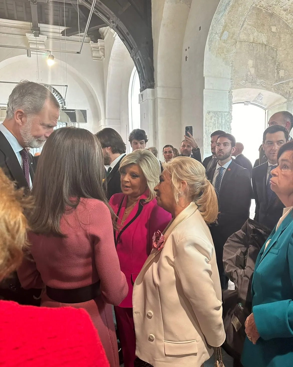 Carmen Borrego y Terelu Campos con los reyes Felipe y Letizia en la entrega de la medalla de Oro a María Teresa Campos