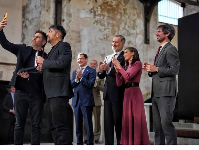 Estopa se salta el protocolo y se hace una selfie con los reyes Felipe y Letizia