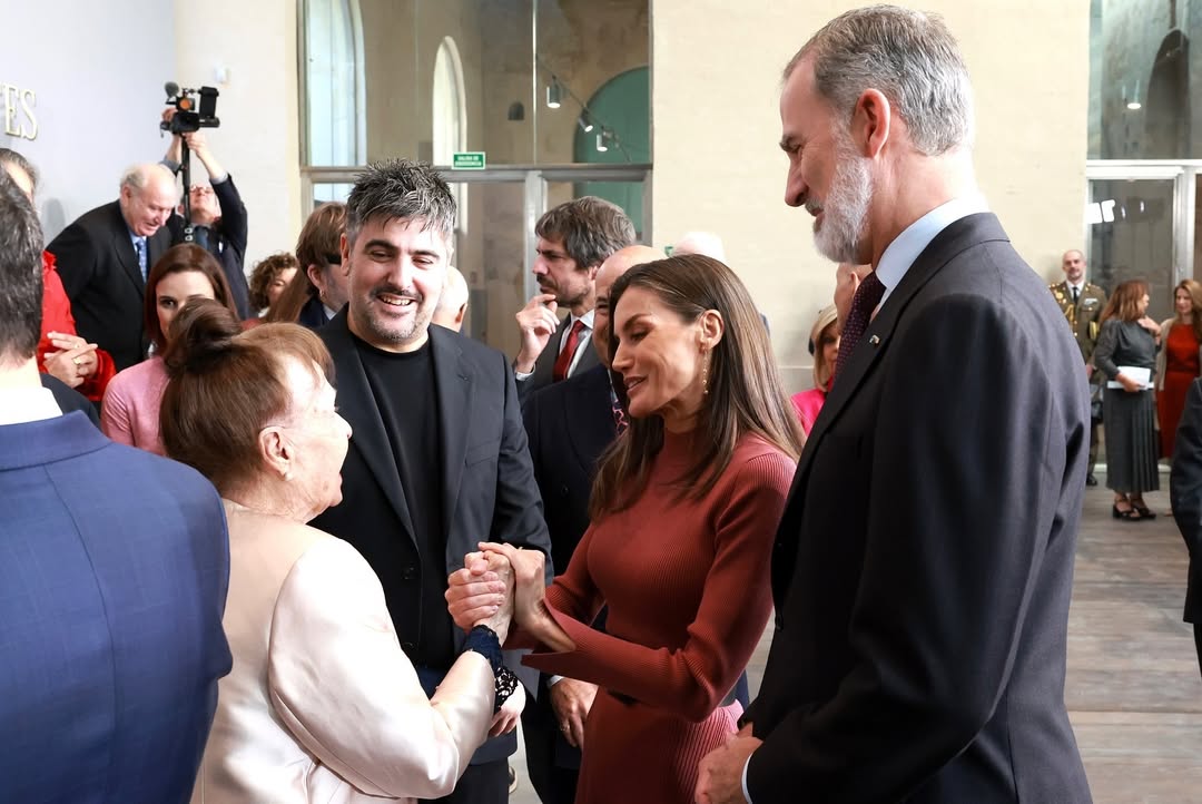 Estopa se salta el protocolo y se hace una selfie con los reyes Felipe y Letizia