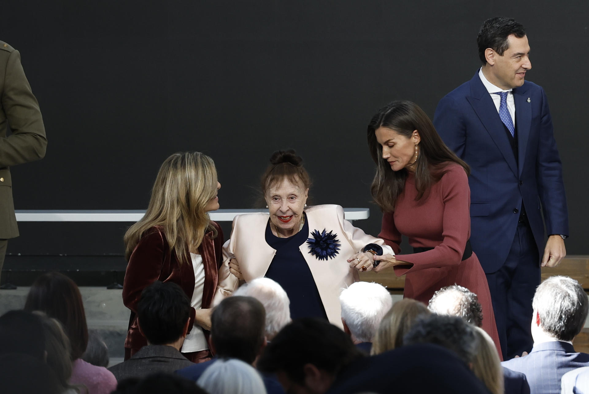 Estopa se salta el protocolo y se hace una selfie con los reyes Felipe y Letizia