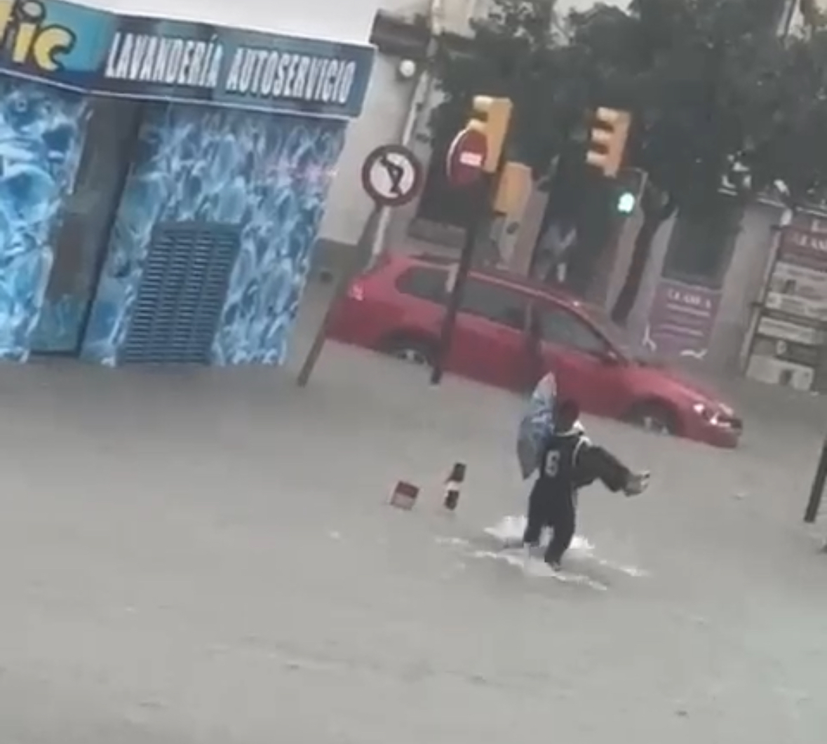 Momento en el que Mansour rescata a una mujer en la riada.