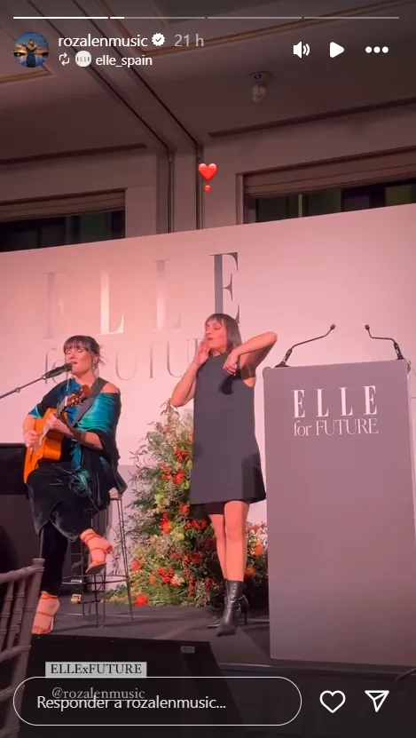 Rozalén en su concierto en la gala de Elle