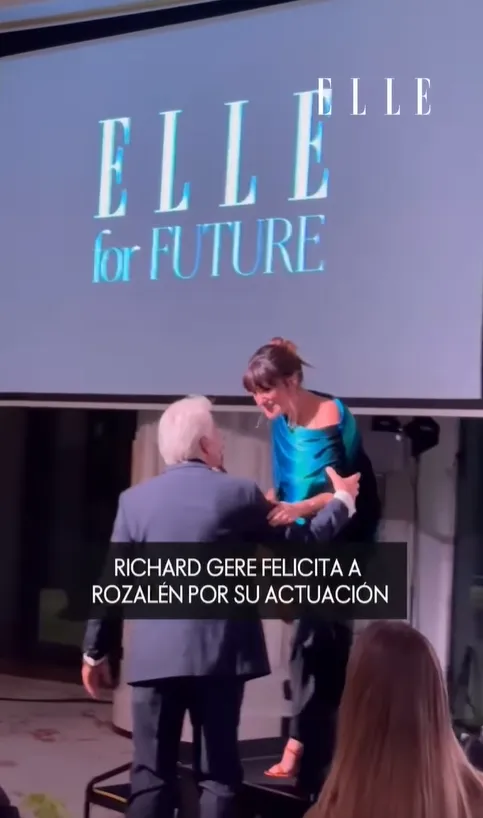 Richard Gere felicita a Rozalén en la gala de Elle