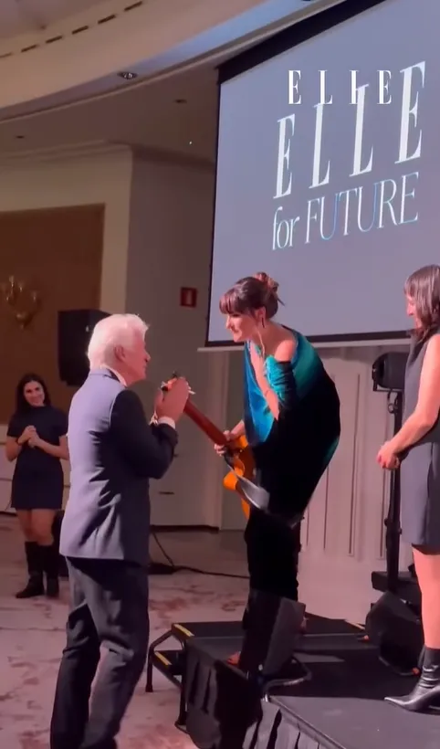 Richard Gere felicita a Rozalén en la gala de Elle