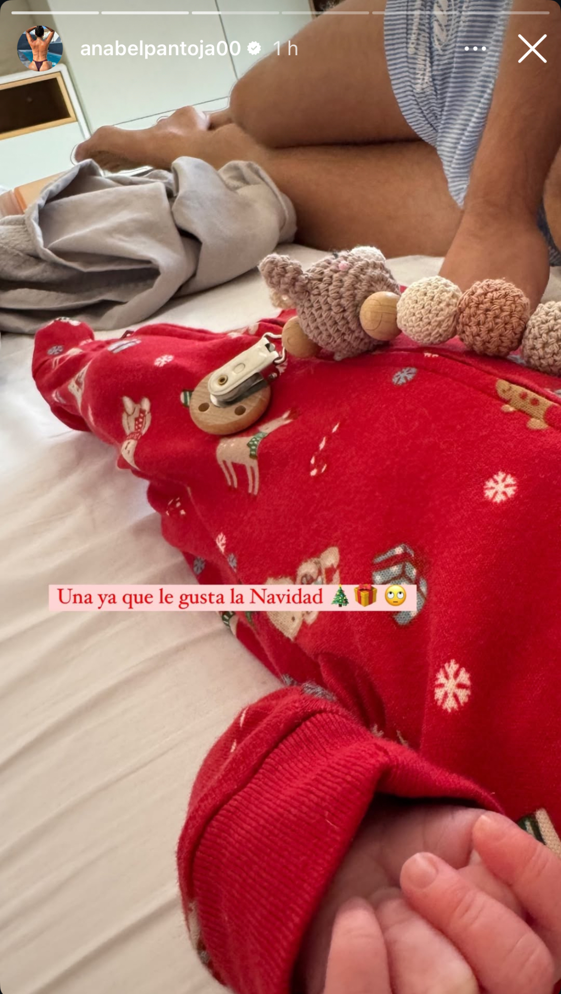 La influencer ha compartido una foto de Alma con espíritu navideño.