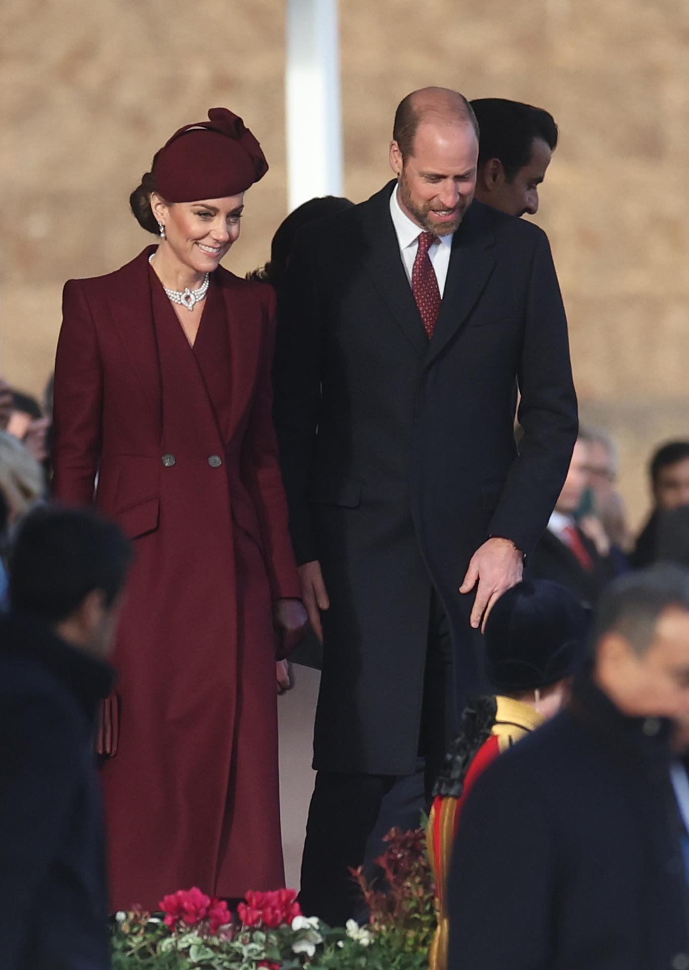 Kate Middleton reaparece muy elegante y con un guiño a su suegra, Isabel II