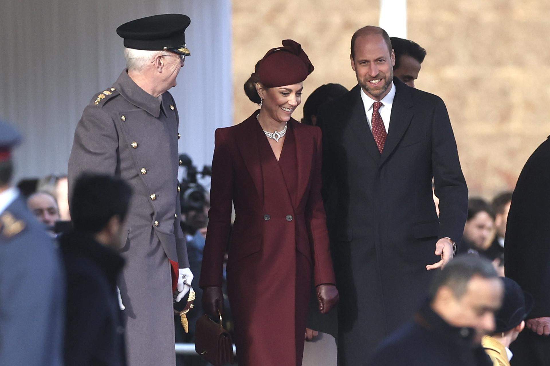 Kate Middleton reaparece muy elegante y con un guiño a su suegra, Isabel II