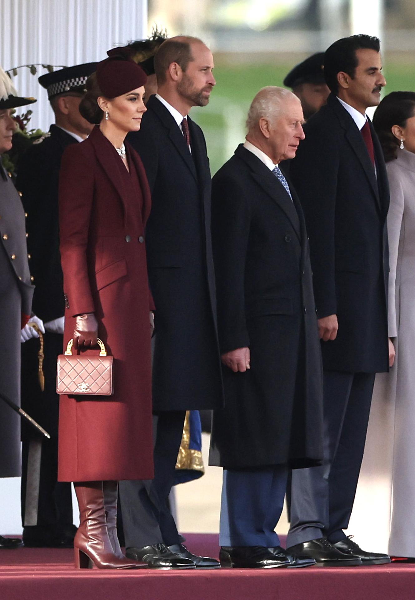 Kate Middleton reaparece muy elegante y con un guiño a su suegra, Isabel II