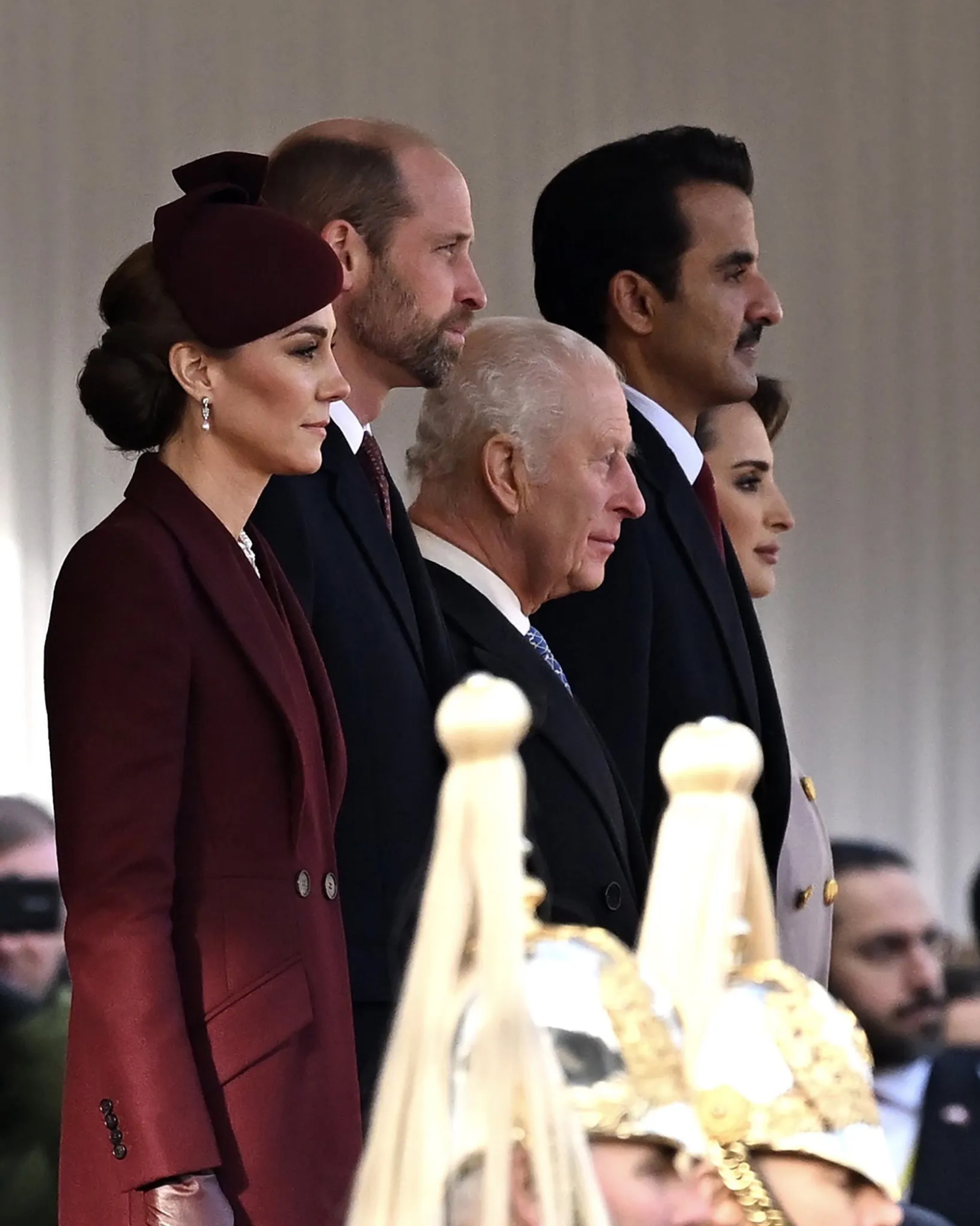 Kate, Guillermo y Carlos de Inglaterra con el emir y la jequesa de Catar.