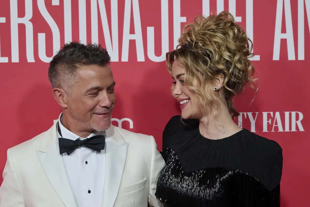 Alejandro Sanz y su novia en premios Vanity Fair