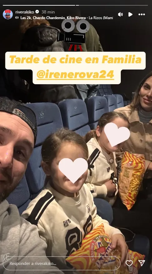 Kiko Rivera e Irene Rosales con sus hijas Ana y Carlota en el cine